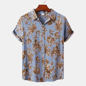 Detail eines kurzärmeligen Herren-Hawaiihemds mit braunen Blumendrucken auf Blau.