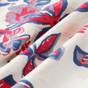 Dettaglio macro di tessuto in cotone traspirante con stampa floreale rossa e blu per camicia