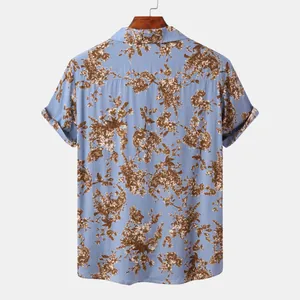 Rückansicht eines hellblauen Kurzarmhemdes für Herren mit braunem floralem Print