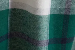 Dettaglio macro di tessuto scozzese verde e bianco con una trama in cotone di alta qualità.