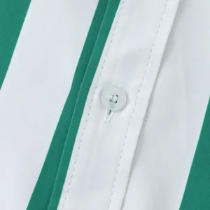 Primo piano del bottone e delle cuciture su una camicia a righe verticali verdi e bianche.