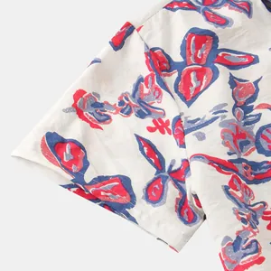 Dettaglio della manica di una camicia floreale da uomo con cuciture e motivo rosso-blu