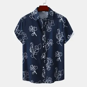 Gros plan d'une chemise hawaïenne bleu marine pour hommes avec motif floral blanc