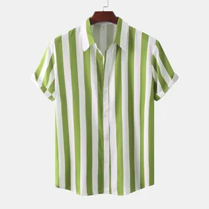 Camicia hawaiana da uomo a righe verticali verdi e bianche, maniche corte e colletto.