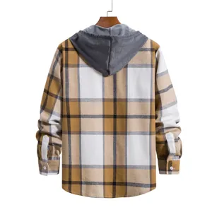 Vista posteriore di una camicia casual da uomo a quadri con cappuccio nei colori marrone e bianco
