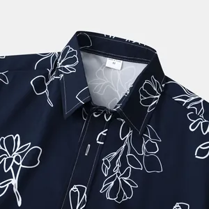 Gros plan détaillé du col d'une chemise hawaïenne bleu marine à motifs floraux blancs