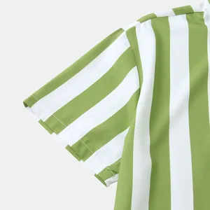 Dettaglio ravvicinato di una camicia a maniche corte a righe verticali verdi e bianche
