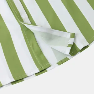 Dettaglio ravvicinato dell'orlo e della patta dei bottoni di una camicia hawaiana a righe.