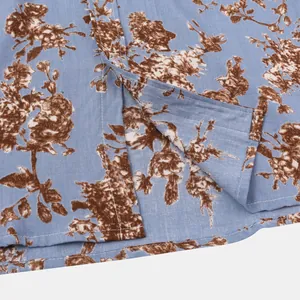 Nahaufnahme von braunem Vintage-Blumenmuster auf blauem Stoff mit hochwertiger Naht