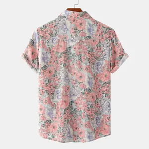 Vista posteriore della camicia estiva a maniche corte da uomo con stampa floreale rosa/viola
