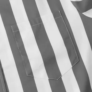Λεπτομερές κοντινό πλάνο της τσέπης στο στήθος σε ένα γκρι και λευκό ριγέ casual πουκάμισο