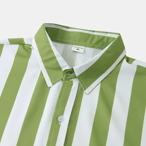 Primo piano del colletto di una camicia a righe bianche e verdi da uomo, taglia M.