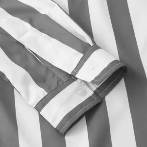 Λεπτομερής λήψη μακροεντολής του μανικιού και της μανσέτας ριγέ ανδρικού πουκάμισου