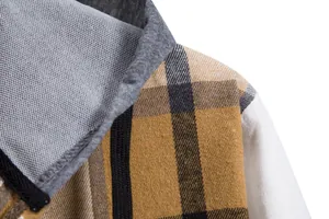 Primo piano della trama del tessuto a quadri e dei dettagli del cappuccio di una camicia