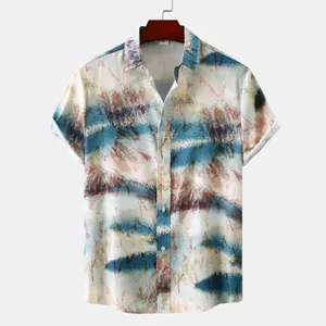 Vue détaillée de la chemise à manches courtes pour homme avec imprimé hawaïen