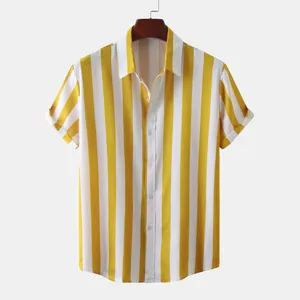 Vista frontale di una camicia da uomo a maniche corte con strisce verticali gialle e bianche.