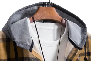 Dettaglio di una camicia con cappuccio a quadri da uomo che mostra la trama del tessuto
