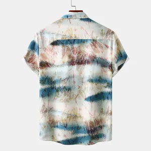 Vue arrière d'une chemise hawaïenne à manches courtes pour hommes avec imprimé abstrait