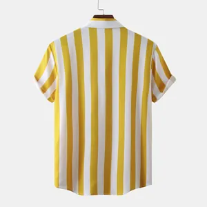 Vista posteriore di una camicia hawaiana da uomo a righe verticali gialle e bianche