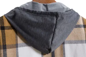 Vista dettagliata del cappuccio grigio e della trama a quadri gialla di una camicia casual