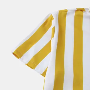 Primo piano della manica a righe gialle e bianche di una camicia hawaiana da uomo