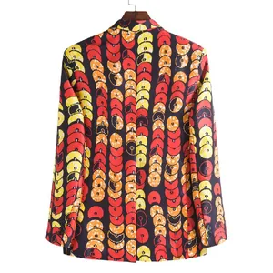 Rückansicht eines schmal geschnittenen Herrenblazers mit einem bunten Kreismuster-Print