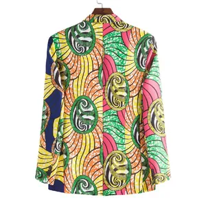 Rückansicht eines Herren-Blazers mit buntem afrikanischem Wachsdruck-Muster.