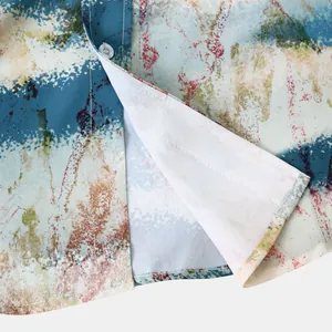 Détail de l'imprimé aquarelle abstrait et des coutures d'ourlet sur chemise hawaïenne