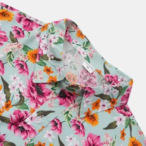 Detailansicht eines mintgrünen Hawaiihemd-Kragens mit Blumenmuster und M-Etikett.