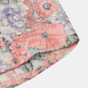 Dettaglio ravvicinato della camicia estiva a maniche corte da uomo con stampa floreale