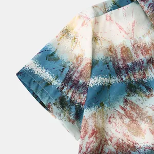 Détail en gros plan de l'imprimé floral abstrait sur la manche d'une chemise hawaïenne.