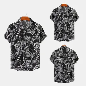 Viste frontale e posteriore di una camicia a maniche corte floreale uomo b/n