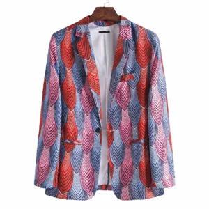 Detail eines schmal geschnittenen Herrenblazers mit buntem Federmuster-Print