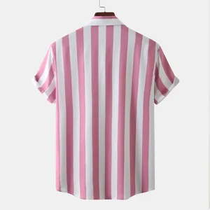 Vista posteriore dettagliata di una camicia estiva da uomo a righe rosa e bianche.