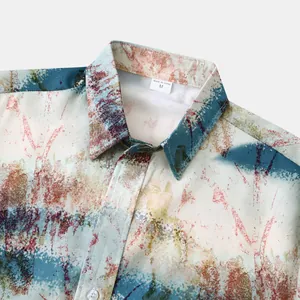 Détail du col d'une chemise à manches courtes pour hommes avec imprimé floral hawaïen