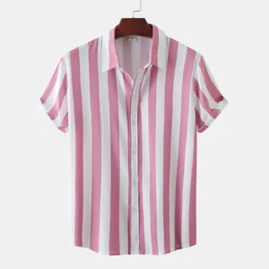 Dettaglio di una camicia a maniche corte da uomo a righe verticali rosa e bianche