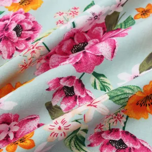 Nahaufnahme von lebhaftem rosa und orangefarbenem Blumenmuster auf Hawaiihemd-Stoff