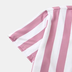 Dettaglio ravvicinato delle strisce verticali rosa e bianche sulla manica della camicia
