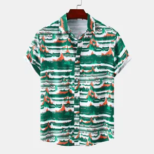 Vue détaillée d'une chemise hawaïenne pour hommes avec imprimé ondulé vert et orange