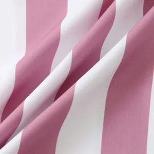 Dettaglio ravvicinato del tessuto traspirante a righe malva e bianco per camicie da uomo