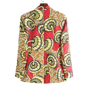 Detailansicht der Rückseite eines schmal geschnittenen Herrenblazers mit afrikanischem Print.