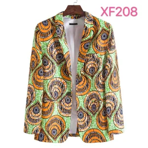 Herren Slim Fit Blazer mit lebhaften afrikanischen Wax-Print-Mustern auf weißem Grund