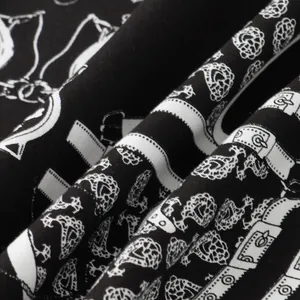 Dettaglio ravvicinato del tessuto a fantasia bianco e nero per camicia uomo