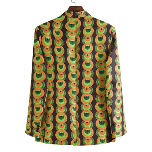 Rückansicht eines schmal geschnittenen Herren-Blazers mit auffälligem Kreismuster.