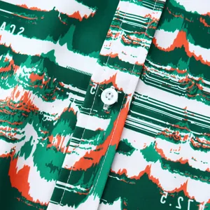 Vue détaillée d'une chemise hawaïenne pour hommes avec motif ondulé vert et orange.
