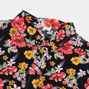 Detailansicht des Kragens eines Herren-Hawaiihemds mit leuchtend roten und gelben Blumen