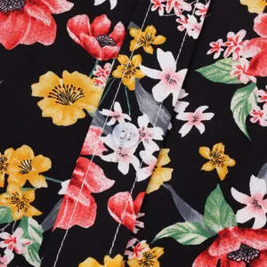 Nahaufnahme des lebhaften floralen Druckstoffs und des Knopfes eines hawaiianischen Hemdes.
