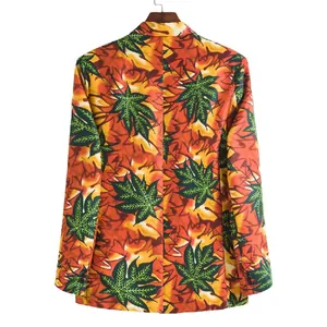Detailansicht des lebhaften Ahornblatt-Prints auf dem Rücken des schmal geschnittenen Blazers.