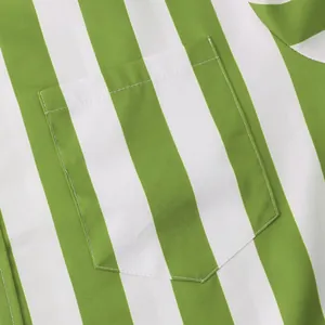Κοντινό πλάνο της τσέπης σε ένα πράσινο και λευκό ριγέ casual πουκάμισο για άνδρες
