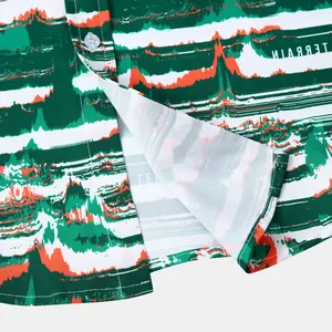 Détail d'une chemise hawaïenne pour homme avec un motif abstrait vert et orange vif